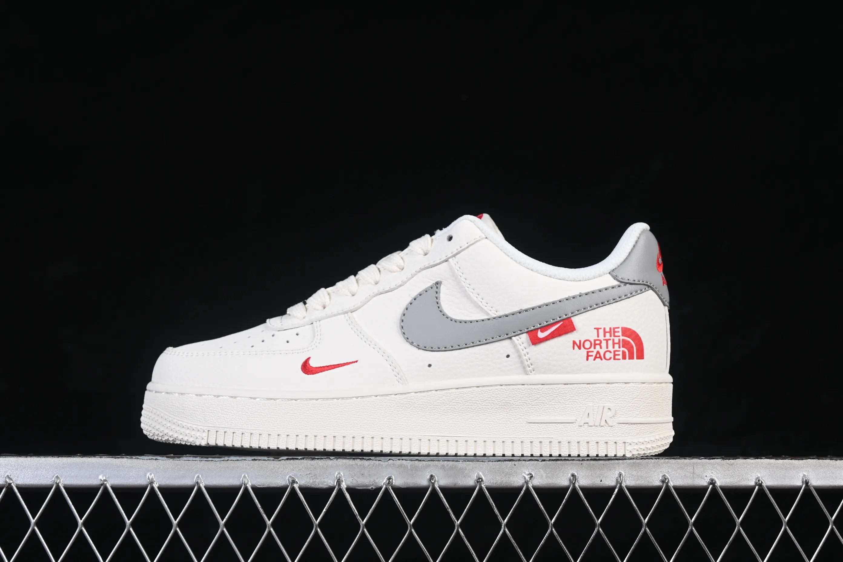All categories Nk Air Force 1 Air Force series Nk Air Force 1 Low Air Force low top Nike Air Force 1'07 Low North Face co-branded beige gray red label Air Force 1 low top casual sneakers MM3399-802